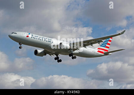 American Airlines Airbus A330 N275AY atterrissage à Londres, Heathrow Banque D'Images