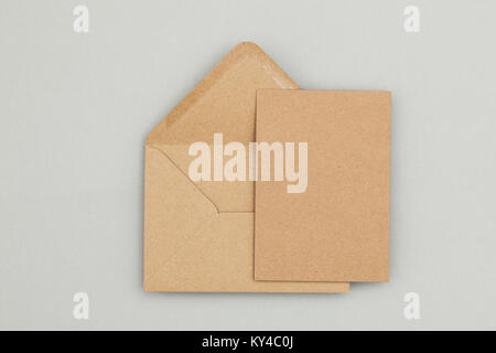 Papier kraft brun à blanc et de l'enveloppe de la carte sur un fond gris Banque D'Images