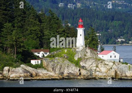 Fermer la vue à partir de l'eau du phare de Point Atkinson, le Canada avec Sandy Cove, sur l'arrière-plan. Banque D'Images