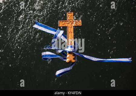 Thessalonique, 6 janvier 2018 : une croix en bois dans la mer, à la bénédiction de l'eau cérémonie marquant l'Epiphanie orthodoxe, dans le port Banque D'Images