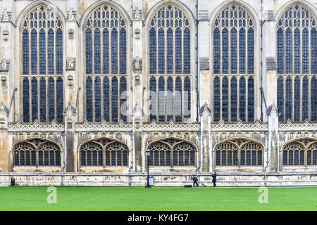 Visiteurs à l'extérieur du côté sud de la chapelle construite tudor de King's College, Université de Cambridge, Angleterre. Banque D'Images