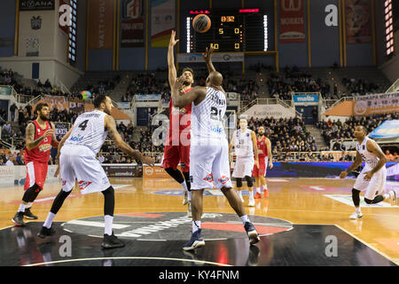 Thessalonique, Grèce, le 7 janvier 2018 : Le joueur de l'Olympiacos Vangelis Mantzaris (C) et le joueur de PAOK Darnell Jackson (R) en action au cours de la Partie B Banque D'Images