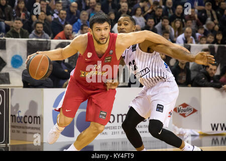 Thessalonique, Grèce, le 7 janvier 2018 : Le joueur de l'Olympiacos Kostas Papanikolaou (L) et dvd de PAOK Phillip Goss (R) en action au cours de la partie Bas Banque D'Images