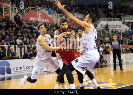 Thessalonique, Grèce, le 7 janvier 2018 : Le joueur de l'Olympiacos Georgios Printezis (C) et le joueur de PAOK Antonis Koniaris (L) en action au cours de la partie Banque D'Images