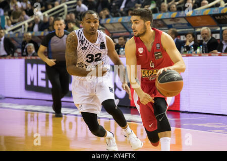 Thessalonique, Grèce, le 7 janvier 2018 : Le joueur de l'Olympiacos Vassilis Toliopoulos (R) et dvd de PAOK Phillip Goss (L) en action au cours de la Ba Banque D'Images