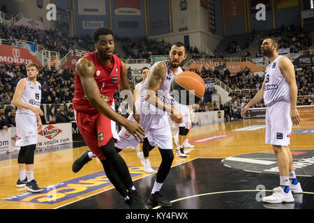 Thessalonique, Grèce, le 7 janvier 2018 : Le joueur de l'Olympiacos Jamel Mclean (L) et dvd de PAOK Linos Chrysikopoulos (R) en action au cours de la Ba Banque D'Images