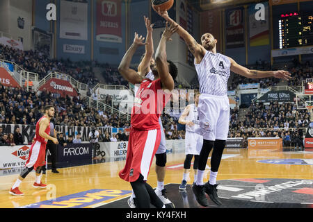 Thessalonique, Grèce, le 7 janvier 2018 : Le joueur de l'Olympiacos Jamel Mclean (L) et dvd de PAOK Linos Chrysikopoulos (R) en action au cours de la Ba Banque D'Images