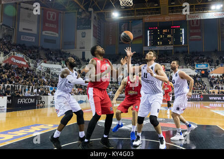 Thessalonique, Grèce, le 7 janvier 2018 : Le joueur de l'Olympiacos Jamel Mclean (L) et dvd de PAOK Evangelos Margaritis (R) en action au cours de la Ba Banque D'Images