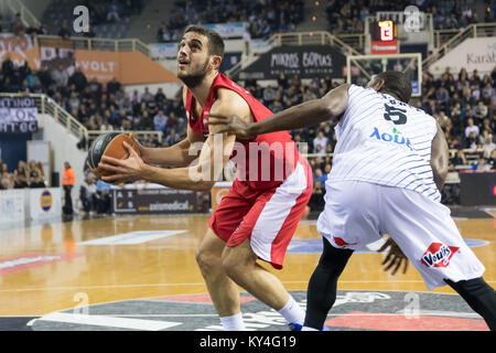 Thessalonique, Grèce, le 7 janvier 2018 : Le joueur de l'Olympiacos Ioannis Papapetrou (L) et dvd de PAOK Ousman Krubally (R) en action au cours de la Partie B Banque D'Images