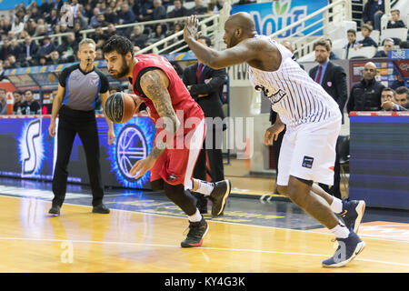 Thessalonique, Grèce, le 7 janvier 2018 : Le joueur de l'Olympiacos Georgios Printezis (L) et dvd de PAOK Darnell Jackson (R) en action au cours de la Partie B Banque D'Images