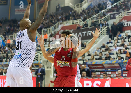 Thessalonique, Grèce, le 7 janvier 2018 : Le joueur de l'Olympiacos Georgios Printezis (R) et dvd de PAOK Darnell Jackson (L) en action au cours de la Partie B Banque D'Images