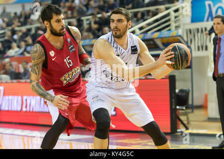 Thessalonique, Grèce, le 7 janvier 2018 : Le joueur de l'Olympiacos Georgios Printezis (L) et dvd de PAOK Evangelos Margaritis (R) en action pendant la Gr Banque D'Images