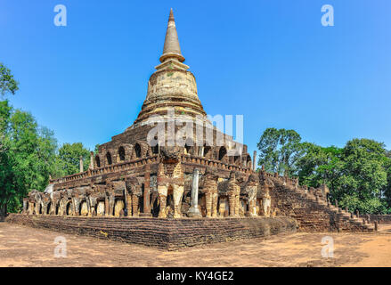 Wat Chang Lom dans le parc historique de Si Satchanalai, Thaïlande Banque D'Images