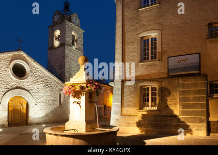 Place de l'Hôtel de Ville et Eglise Notre-Dame-des-Ormeaux à Gréoux-les-Bain, Provence, France Banque D'Images