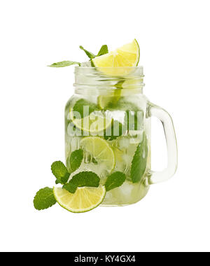 Près d'un plein, grand pot Mason verre de mojito avec feuilles de menthe, lime slices et des cubes de glace, isolé sur fond blanc, high angle view Banque D'Images