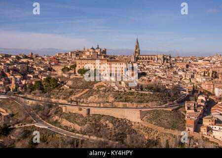 Vue panoramique des remparts de la ville de Tolède, bâtiments médiévaux et Saint Mary's Cathedral. L'Espagne. Banque D'Images