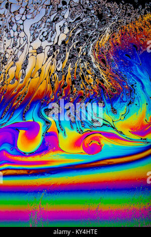 Thin film optique d'interférence, dans une solution de savon couleur multi-démonstration psychédélique, effets artistiques et éducatifs Banque D'Images