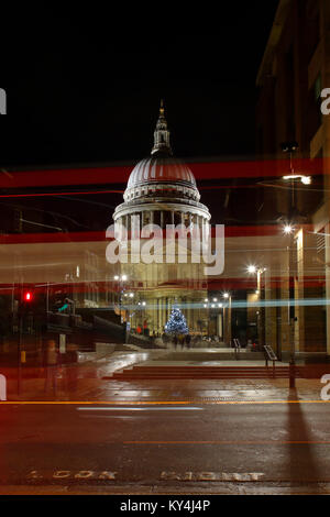Saint Paul's Cathedral at night en direction nord depuis la rue de la reine Victoria, avec des pistes de bus qui passaient. Banque D'Images