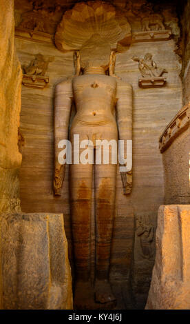 Broken antiques statues de Bouddha dans la roche de Gwalior / Inde Banque D'Images