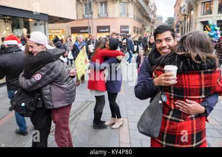 Free hugs free hugs,,,hors,pour,public,a,la Place du Capitole, Toulouse,French,ministère, de Haute-Garonne, France, Occitanie,,French,Europe,Europe, Banque D'Images