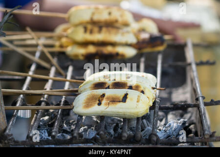 Banane grillée,un goûter préféré d'aliments de rue aux Philippines connu comme Ginanggang Banque D'Images