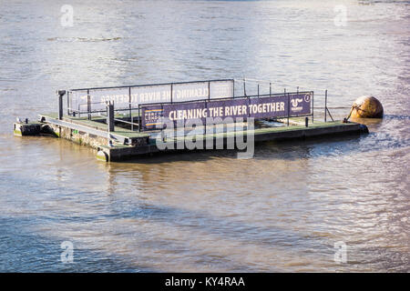 Port de Londres La litière Autorité passive piège collecteur bois flotté barge flottante sur la rivière Thames, London, UK Banque D'Images