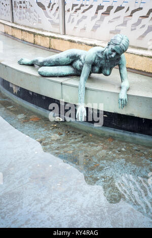Déméter, déesse de la jeunesse, la sculpture par Robert Thomas 1966, James Watt Queensway, Birmingham, UK Banque D'Images
