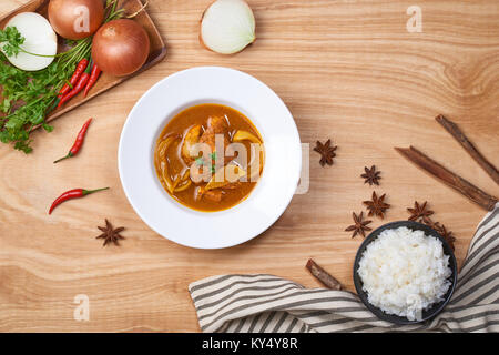 Curry de poulet avec sauce et riz Banque D'Images