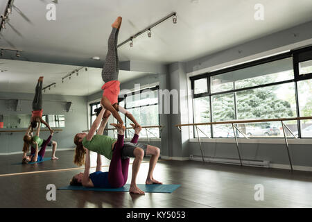 Groupe de mettre en place des gens pratiquant acroyoga Banque D'Images