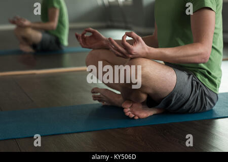 La section basse de man practicing yoga Banque D'Images