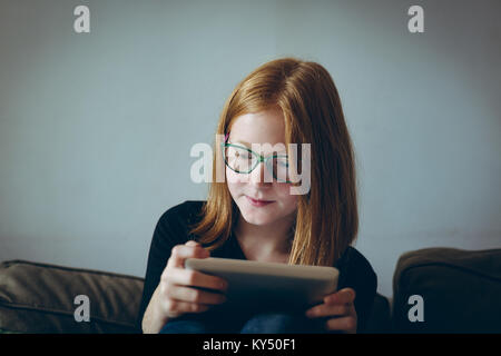 Girl using digital tablet Banque D'Images