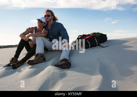 Couple sur le sable dans le désert Banque D'Images