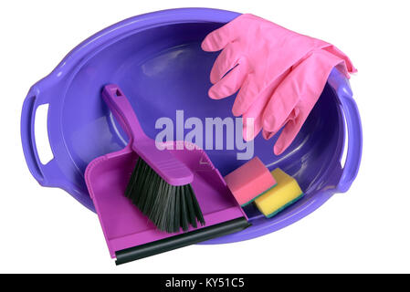 Les éponges, RAG pour le nettoyage, des gants en caoutchouc, pelle et brosse à main dans le bassin en plastique, isolated on white Banque D'Images