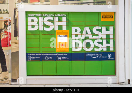 Un châtaignier Amazon casier pour livraison des marchandises commandées en ligne avec des instructions sur la façon de payer pour les marchandises avec une trésorerie et un commerce de détail Paypoint Banque D'Images