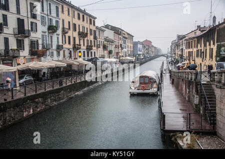 Canal Naviglio à Milan, bohemian quartier Navigli à Milan, Lombardie, Italie. Banque D'Images