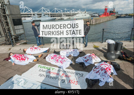 Un stade kurdes' portant des draps blancs tachés en face du DSEi foire aux armements. Ils protestent contre la vente d'armes turques et les ventes d'armes à la Turquie, qu'elle utilise dans des massacres de rhe kurdes. Banque D'Images