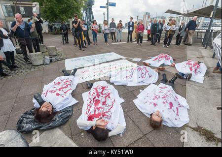 Un stade kurdes' portant des draps blancs tachés en face du DSEi foire aux armements. Ils protestent contre la vente d'armes turques et les ventes d'armes à la Turquie, qu'elle utilise dans des massacres de rhe kurdes. Banque D'Images