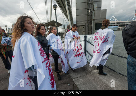 Certains Kurdes portaient des draps blancs tachés de sang pour la manifestation en face de la DSEi foire aux armements Turcs contre les ventes d'armes et la vente d'armes à la Turquie utilisé en Rhône massacre de Kurdes par l'Etat turc. Banque D'Images