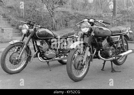 L) Yamaha YDS6 250cc R) M7 2 cylindres deux motos de course, 1970. Banque D'Images