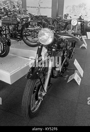 Intérieur de la National Motorcycle Museum, 1985. Triumph motos, R ...