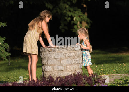 Deux jeunes filles sont l'eau potable dans le Jardin botanique de Zagreb Banque D'Images