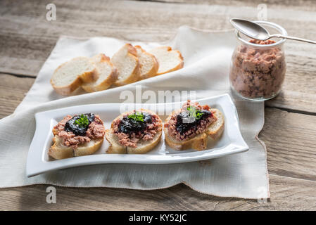 Des sandwichs avec pate sur la planche de bois Banque D'Images