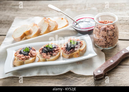 Des sandwichs avec pate sur la planche de bois Banque D'Images