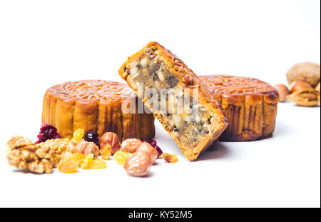 Gâteaux de lune traditionnels faits maison et de noix noisette raisin isolé sur fond blanc Banque D'Images