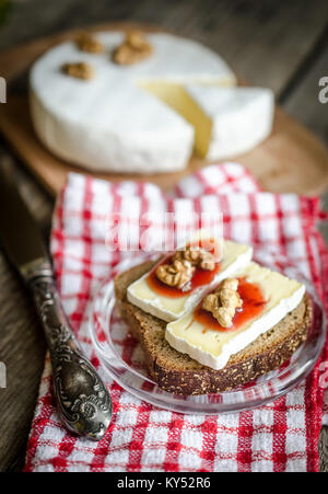 Tranches de camembert sur le pain Banque D'Images