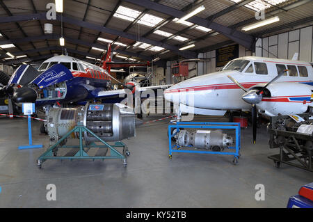 Formation à l'éducation Collège, Northbrook à Shoreham-by-Sea dans le West Sussex. L'aéroport de la ville de Brighton. G-AWKX - Beechcraft A65-8200 Air Queen Banque D'Images