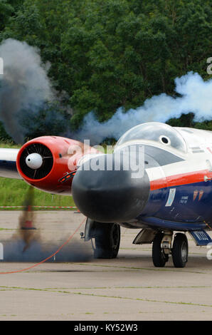 À partir de la cartouche sur les moteurs de l'English Electric Canberra B(I)8/B.6 Mod WT333 à l'Aérodrome de Bruntingthorpe qui est exploité par des bénévoles Banque D'Images