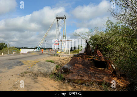 ANGOLA, route de Sumbe à Luanda, épave du chariot de guerre russe soviétique de la guerre civile entre l'UNITA et le MPLA 1975-2002 Banque D'Images