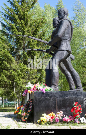 Chushevitsy Verkhovazhsky, district, Vologda Region, Russie - 29 mai 2013 : Monument aux soldats tombés pendant la Seconde Guerre mondiale dans le village de Chushevitsy Banque D'Images