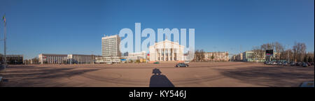 Gomel, Bélarus - Mars 27, 2016 : la Place Lénine au théâtre le matin Dromatic theatre. Panorama Banque D'Images